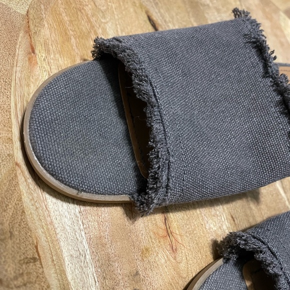 Woman’s Universal Thread Slip on Sandals with a Chunky Heel - Picture 11 of 15